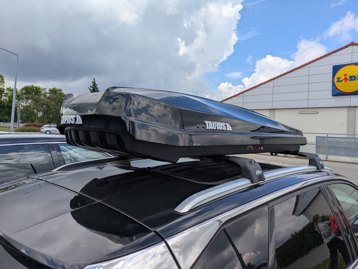 Gotowy bagażnik dachowy Peugeot 3008 z Interpack Quiet XT i Taurus Strike 440